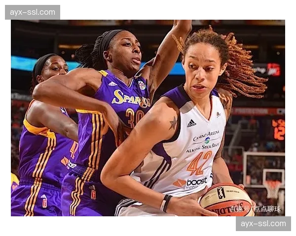 终场哨响，陶乐西与老搭档格里纳拥抱，水星时代落幕